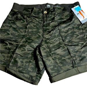 16W. WOMEN Green Camo Shorts by Lee  Riders. NWT made to fit well.